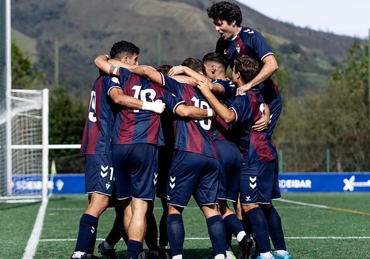 Jugadores celebran un tanto en un encuentro de esta campaña.