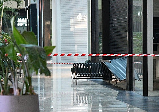 Los ladrones forzaron la persiana metálica desde el suelo para generar un hueco por el que colarse