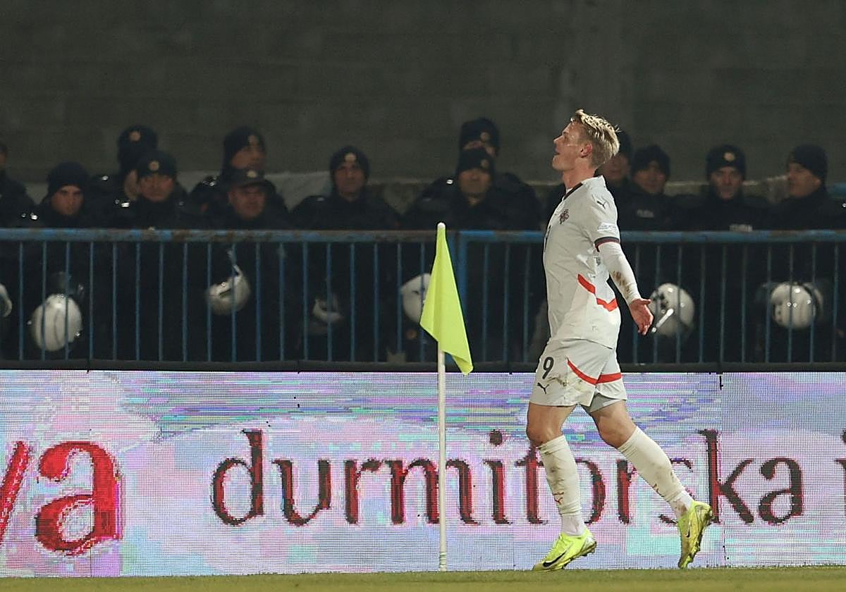Orri Óskarsson celebra tras anotar el 1-0 frente a Montenegro.