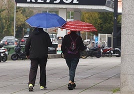 Paraguas para protegerse de la lluvia esta mañana por Irun.