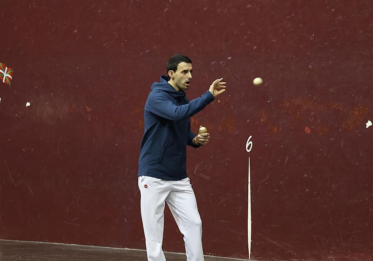 Jokin Altuna, en la elección de material del miércoles en Zumarraga.