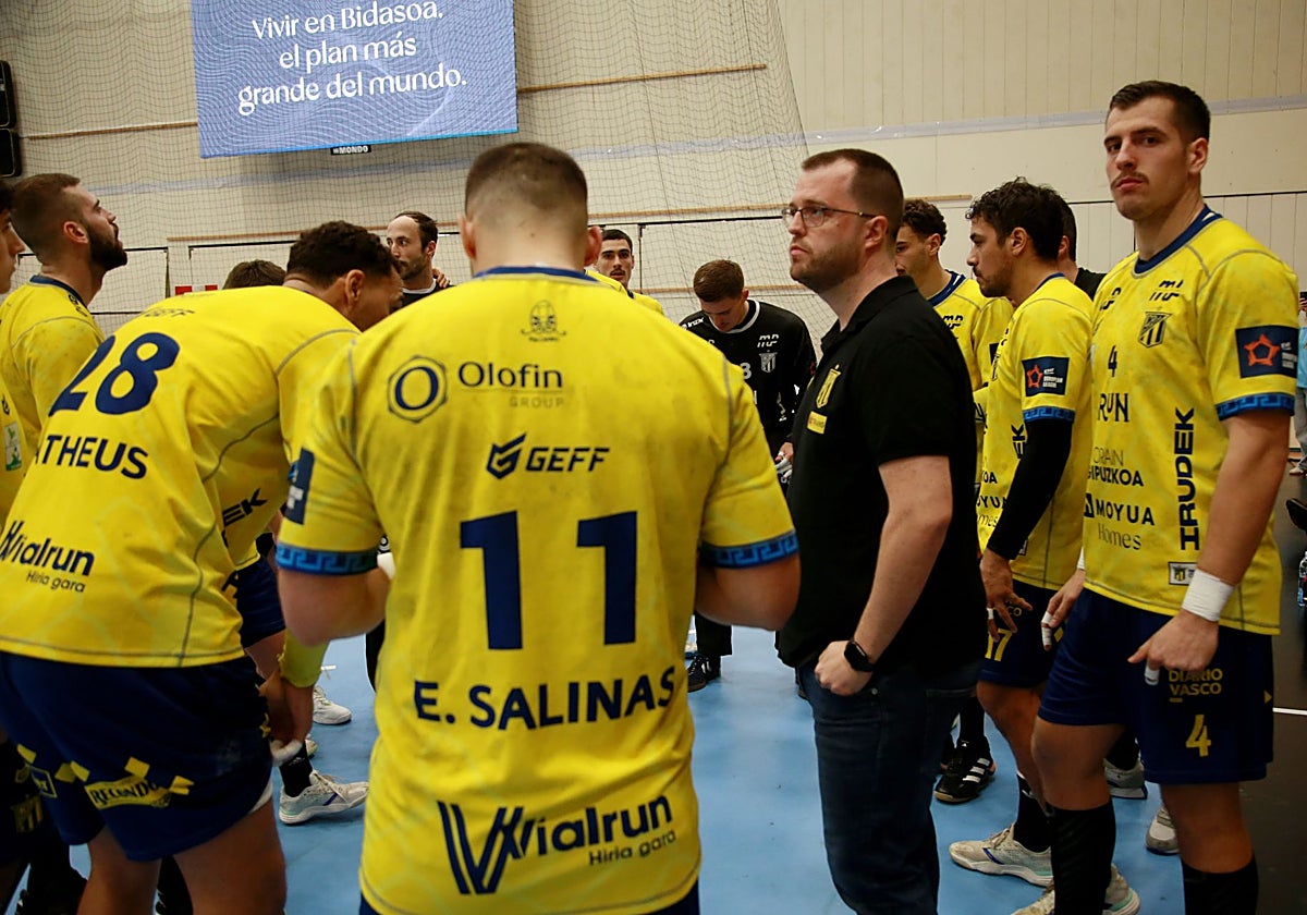 Alex Mozas se dirige a sus jugadores en Artaleku.