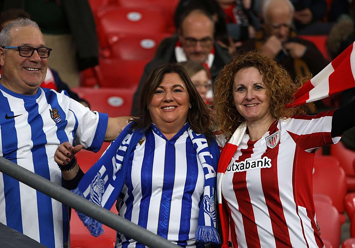 Dos aficionados de la Real y una del Athletic, antes del último derbi de San Mamés