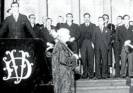 Toma de posesión del Gobierno Vasco en Gernika. En el centro, el consejero de Sanidad, Alfredo Espinosa, con bigote.