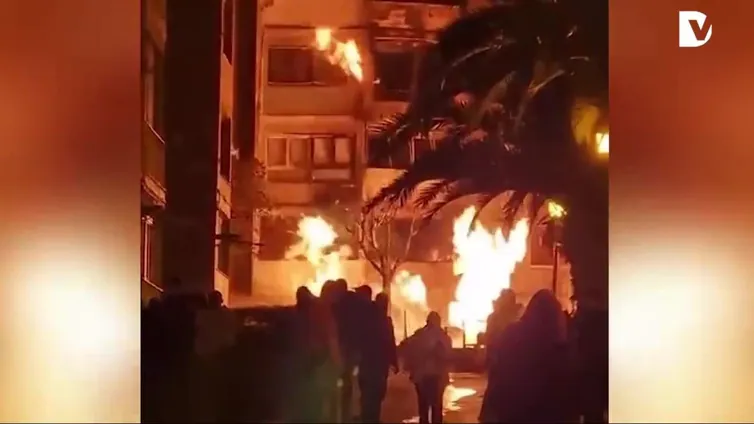 Un espectacular incendio obliga a desalojar un edificio en Barakaldo