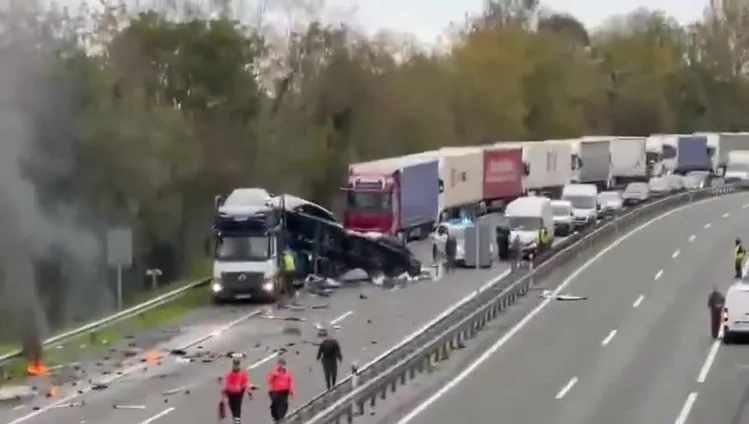 Se incendia un camión en la AP-8 tras chocar contra otro