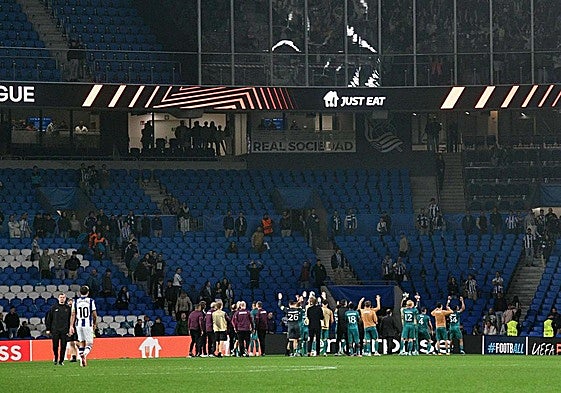 Los jugadores del Anderlecht saludan a los ultras tras el partido ante la Real Sociedad.