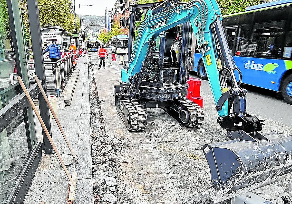 Se han iniciado unas obras de renovación del asfaltado en las paradas de autobús del Boulevard que desde ayer afectan a las líneas, 5, 25 y 16, además de a los búhos B1 y B8. Las paradas se han trasladado a la calle Legazpi y plaza de Gipuzkoa. Estos trabajos se prolongarán varias semanas y en una segunda fase afectarán a las línea 8, 29, 26, 31, B2 y B3.