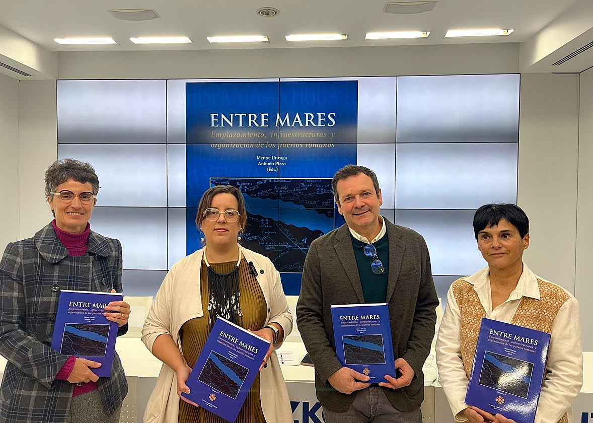 María José Tellería, Goizane Álvarez, Antonio Pizzo y Mertxe Urteaga, durante la presentación del libro 'Entre Mares«.