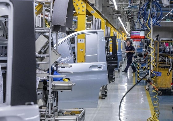 Trabajadores en la cadena de producción de Mercedes Benz Vitoria,