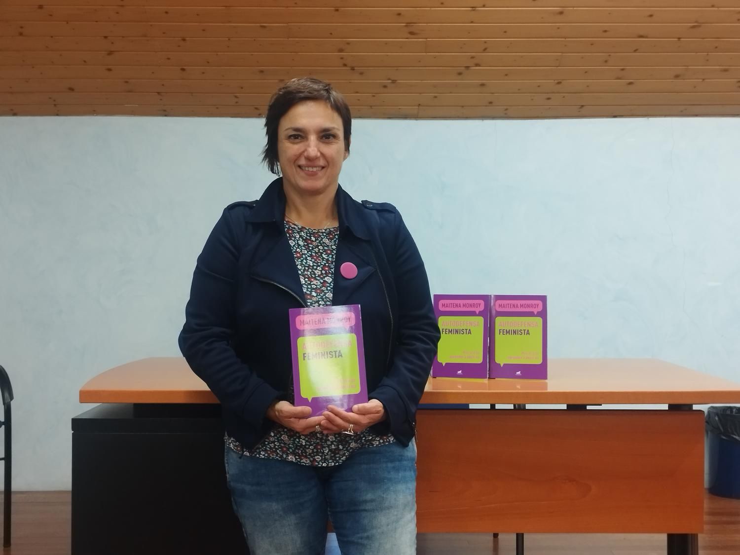 Maitane Monroy con su libro de autodefensa feminista.