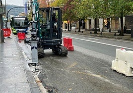 Obras en el Boulevard de San Sebastián por las que se han suprimido las paradas de autobús Boulevard 17 y Boulevard 19 desde este lunes.
