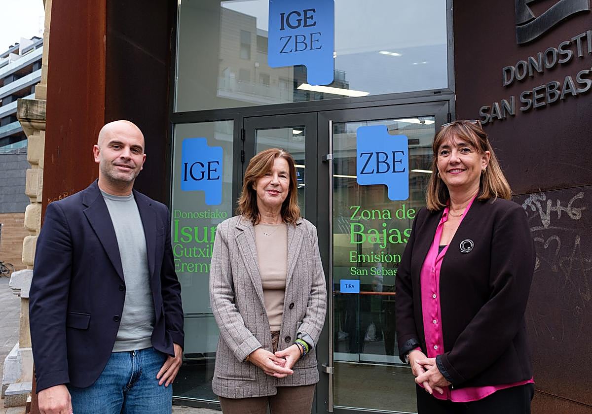 El concejal, Iñigo García, junto a las concejales, Ana López y Olatz Yarza este lunes frente a la oficina de información.