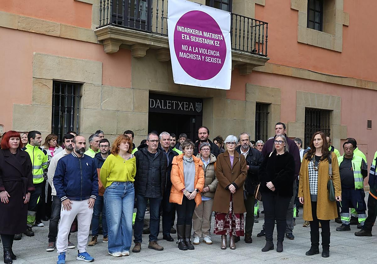 Concentración en Pasaia en repulsa al intento de asesinato de su pareja en Trintxerpe