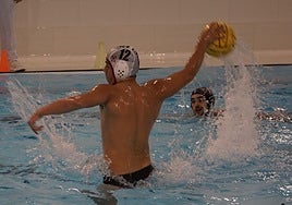 Un jugador del Urbat B prueba un tiro en el encuentro del viernes contra el Sestao.