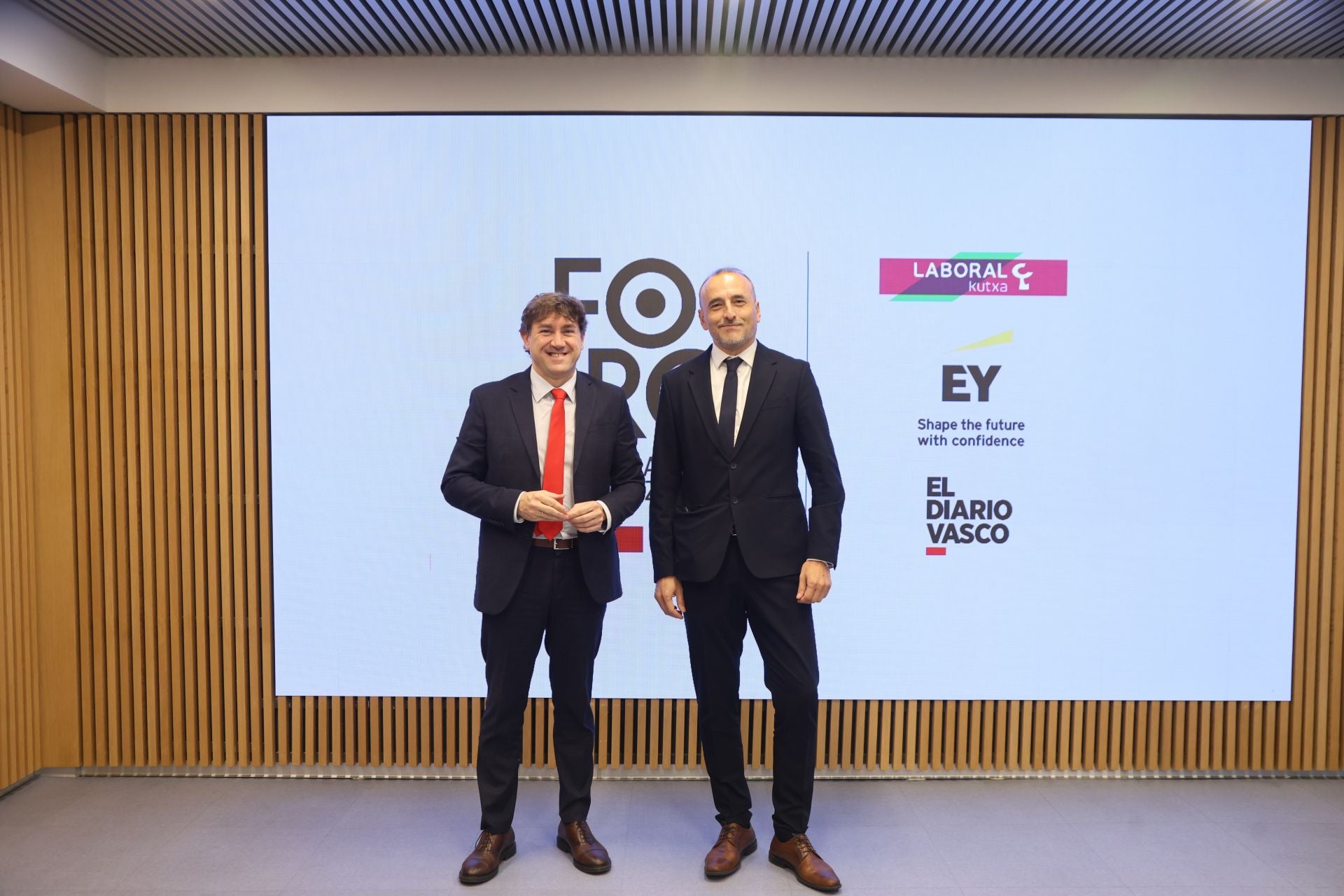 Eneko Andueza, secretario general del PSE, y Juanma Velasco, subdirector de El Diario Vasco.