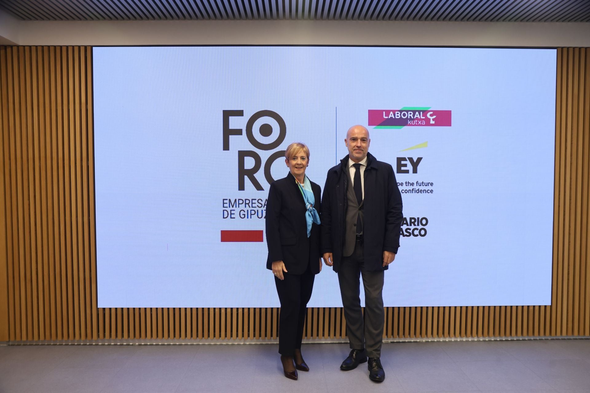 Arantxa Tapia, exconsejera de Economía, y Mauricio Arregui, presidente de la Cámara de Gipuzkoa.