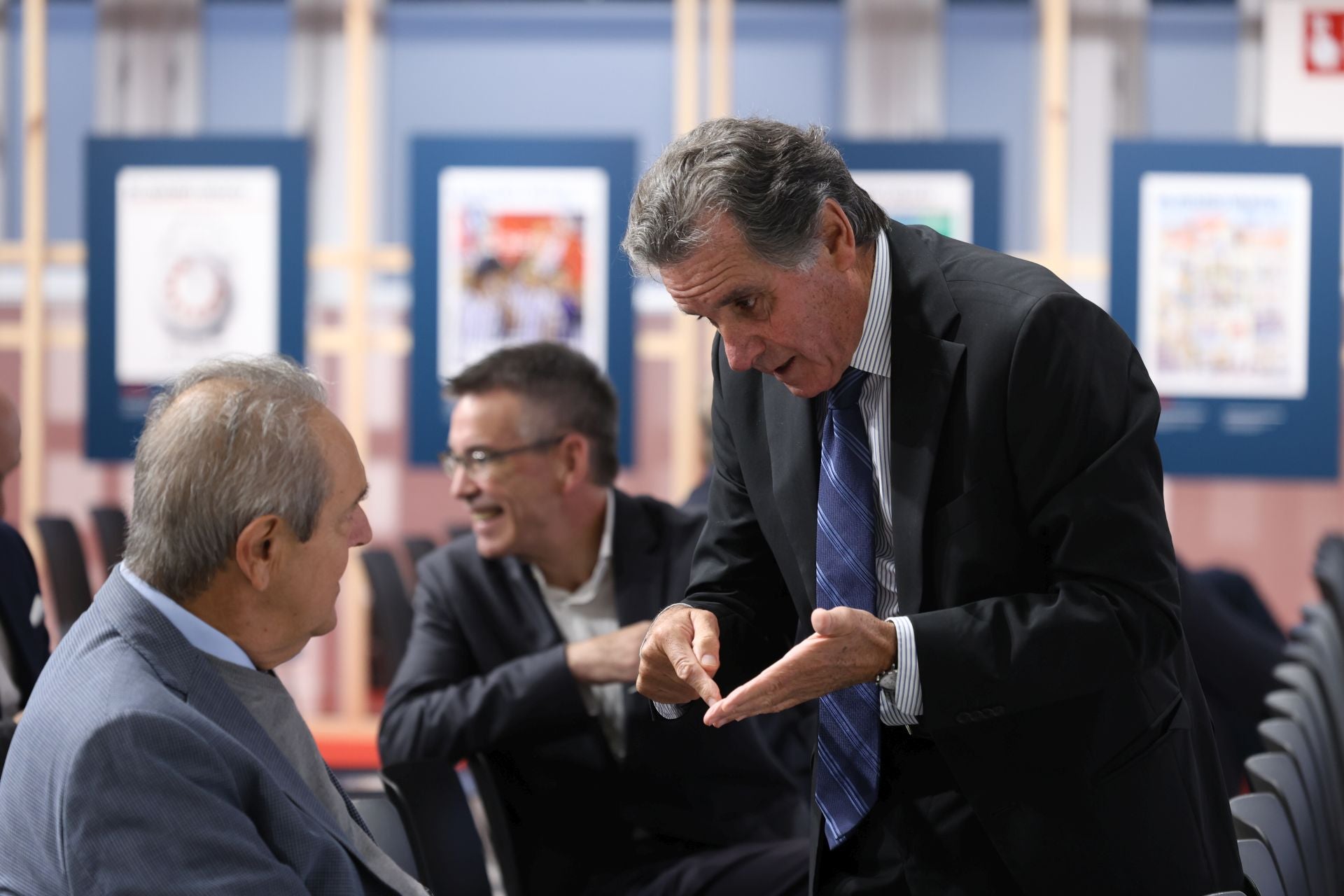 Fernando Berridi, consejero de DV, a la derecha de la imagen.