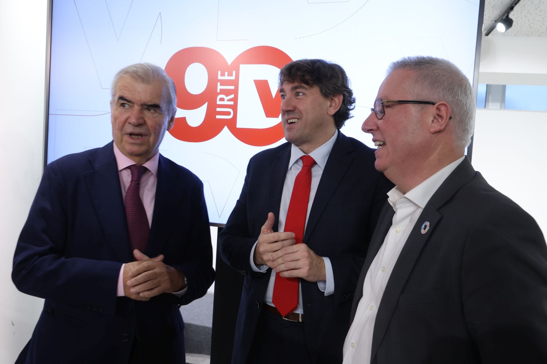 José María Bergareche conversa con Eneko Andueza, secretario general del PSE, y José Ignacio Asensio, primer teniente de diputada general y diputado foral de Sostenibilidad de Gipuzkoa.