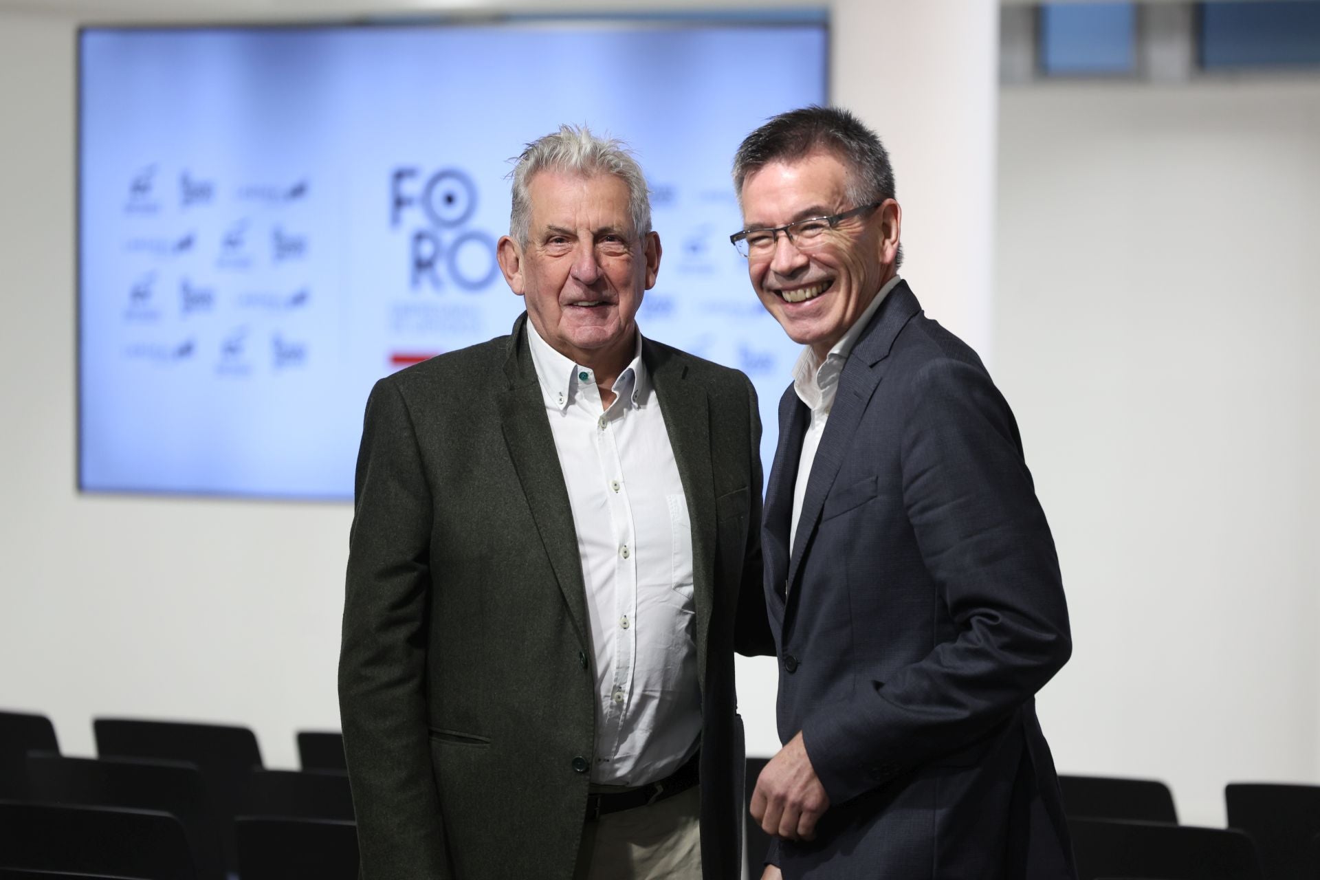 Pedro Miguel Etxenike, presidente del DIPC, en animada charla con Agustín Markaide, expresidente de Eroski. 