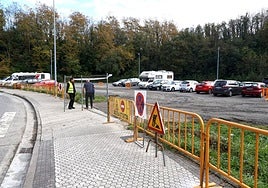 Dos operarios llevaron a cabo ayer las primera labores de vallado de la parcela de Illunbe.