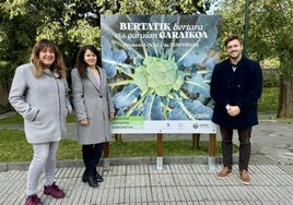 Olatz Lacomba, técnica de Urkome, y los concejales socialistas Gloria Vázquez e Iñaxio Illarramendi en la presentación de la nueva campaña.