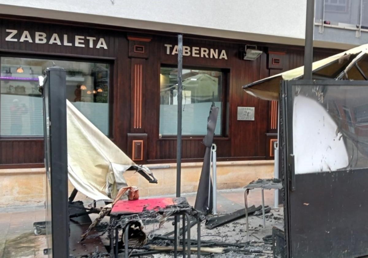 Destrozos ocasionados por el fuego en la terraza del Zabaleta.