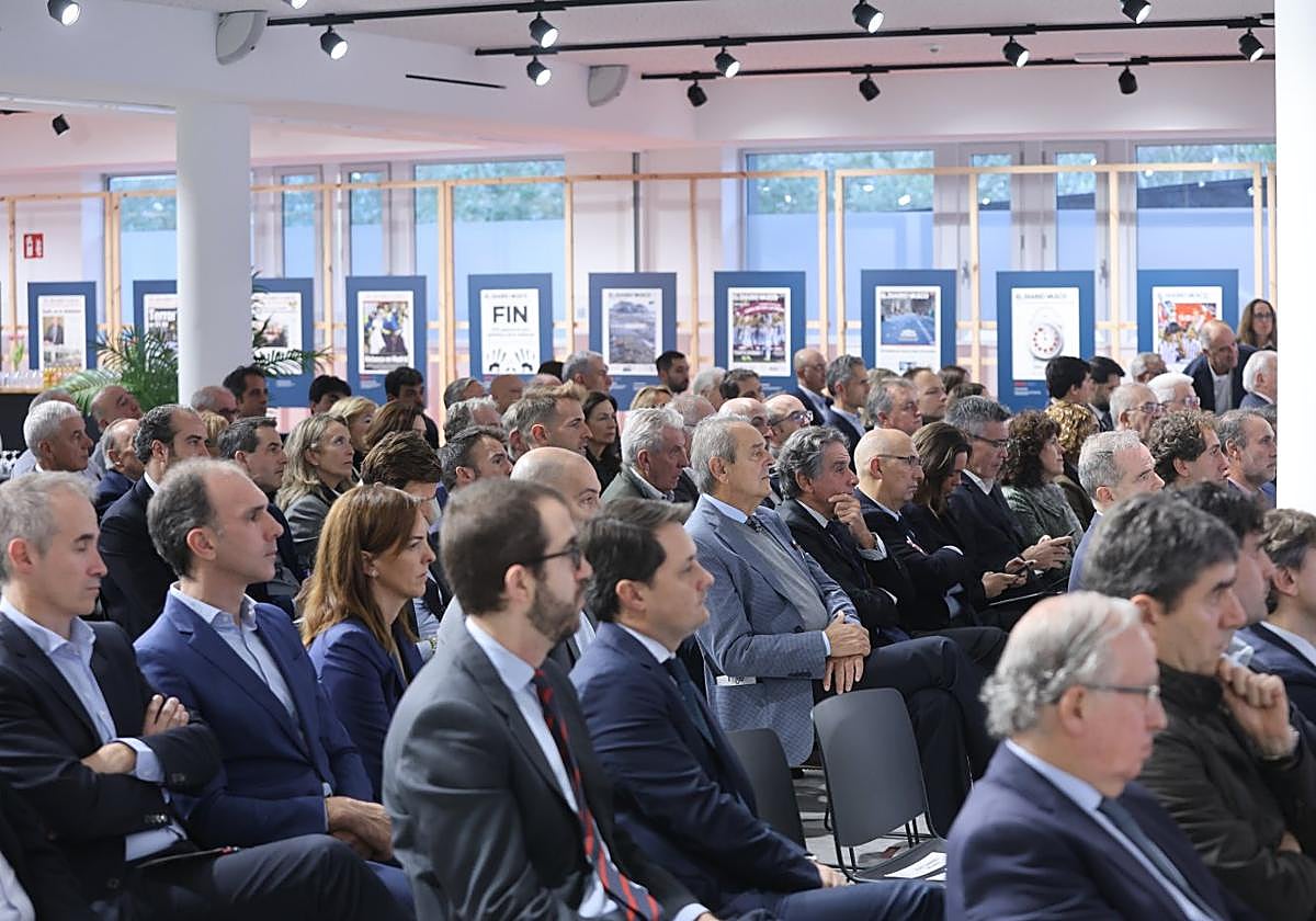 Los asistentes al Foro Empresarial ,en un momento de la intervención de Andrés Arizkorreta.