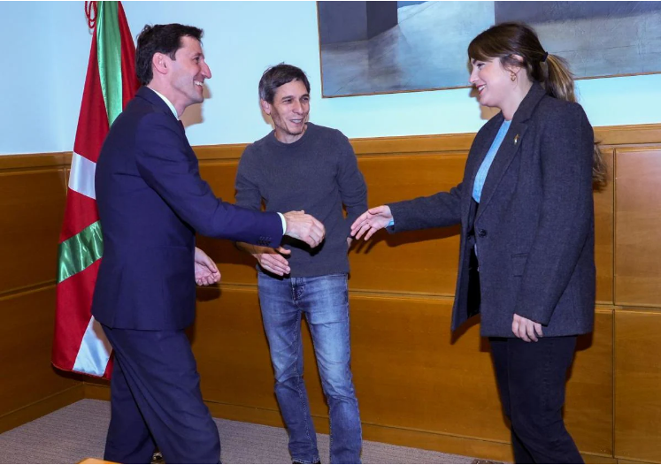 El consekero D'Anjou saluda a los representantes de Sumar la semana pasada.