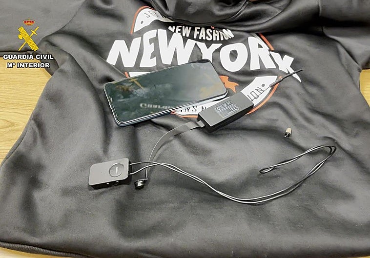 Móvil y pinganillo incautados a uno de los jóvenes durante los exámenes téoricos del carnet de conducir en Bilbao