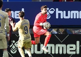 Jonmi Magunagoitia atrapa una pelota con seguridad durante el partido contra el Racing de Ferrol.