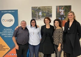 La delegación de profesores de la escuela checa AHOL ayer, junto a Itziar Tolosa y Leire Izagirre de UGLE.