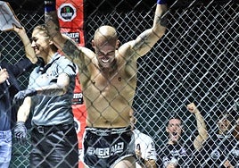 Peru Agirrezabala (rojo) y Christhian Castañeda en pleno combate. Así de feliz estaba Aritz Irureta tras ganar su pelea.