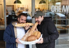 Ander y Joseba mordisquean con ganas su pan candeal y su baguette. En la cesta, 'ciabatta' y hogazas.