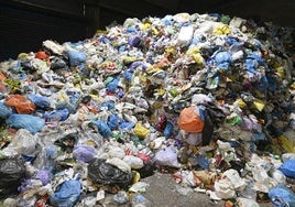 Montaña de basura en la planta de separación del contenedor amarillo de Legazpi.