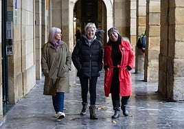 Malén –voluntaria–, Pilar –presidenta– y Natalia –voluntaria–, de la asociación Mariren Alabak.