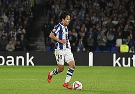 Take Kubo conduce el cuero en el partido contra el Barcelona