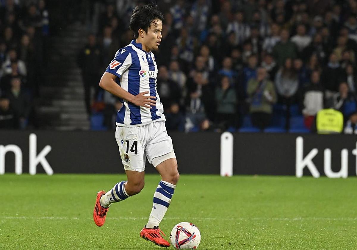Take Kubo conduce el cuero en el partido contra el Barcelona