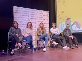 Los cinco jóvenes investigadores zarauztarras que participaron en la charla.