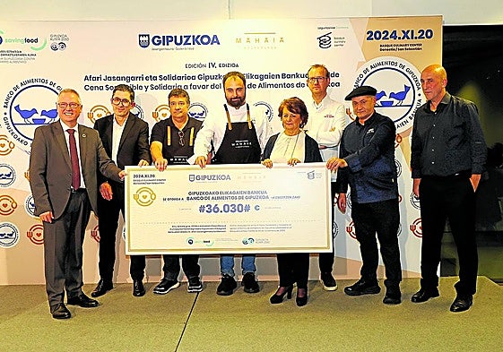 Los organizadores de la cena solidaria muestran el cheque con los 36.030 euros recaudados.