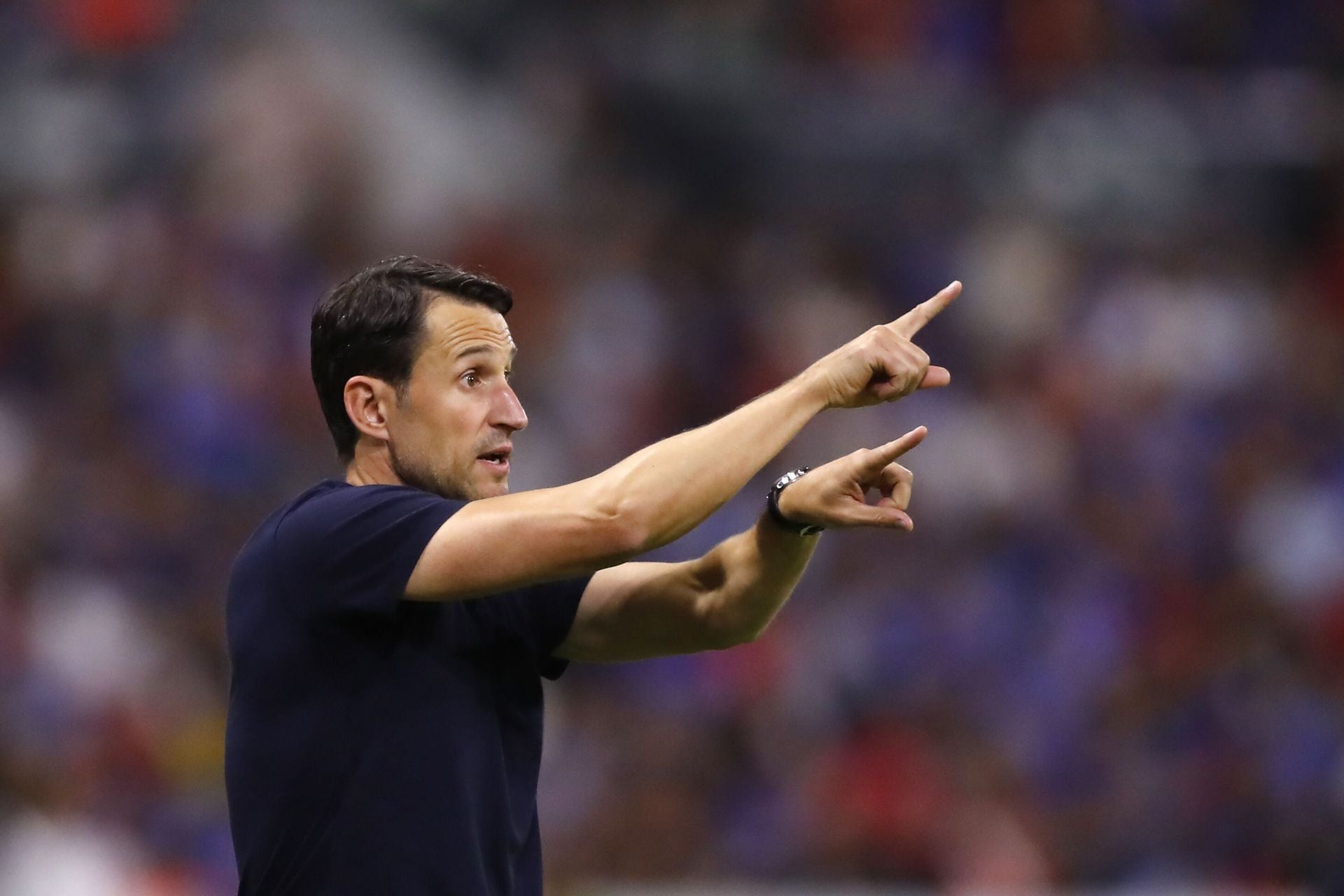 Beñat San José da instrucciones a sus jugadores en el partido ante el Cruz Azul