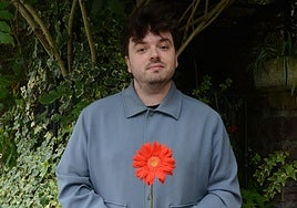 Jokin Pinatxo, con su 'lore', en Bera, el pueblo de los músicos.