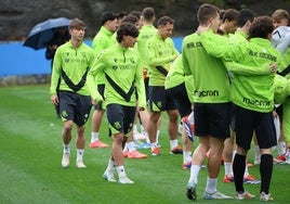 Marchal y otros futbolistas del Sanse durante el entrenamiento de este miércoles en Zubieta