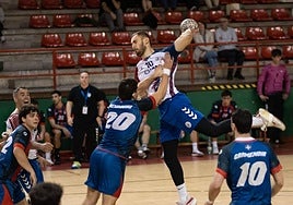 Paul Alonso arma el brazo para lanzar en un partido en Ipurua.