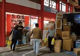 Cargando la furgoneta con material donado que saldrá rumbo a Valencia este viernes.