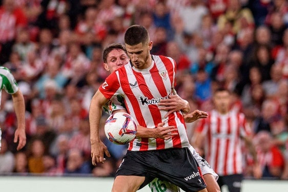 Sancet pelea por un balón con Altamira en el duelo ante el Athletic disputado en San Mamés