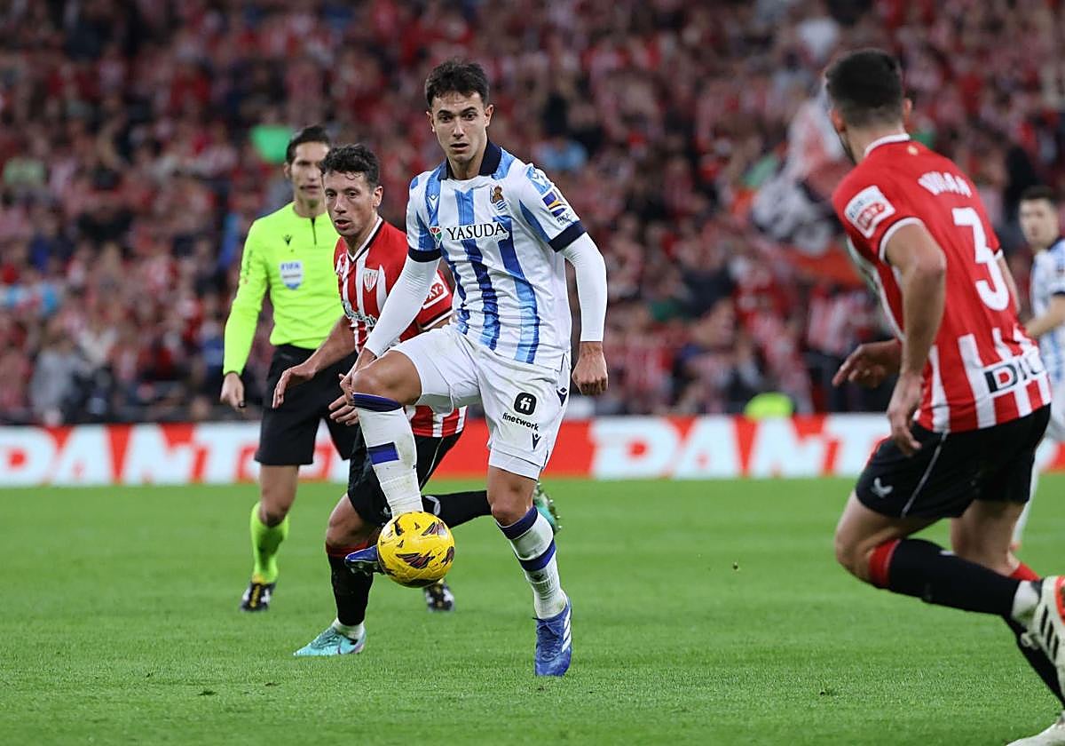 Martin Zubimendi, Vesga y Vivian, en una acción del derbi de la pasada temporada.