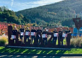 Movember Legazpi, luciendo bigotes y el cartel de actos de este año.