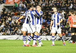 Barrene es felicitado por Odriozola.