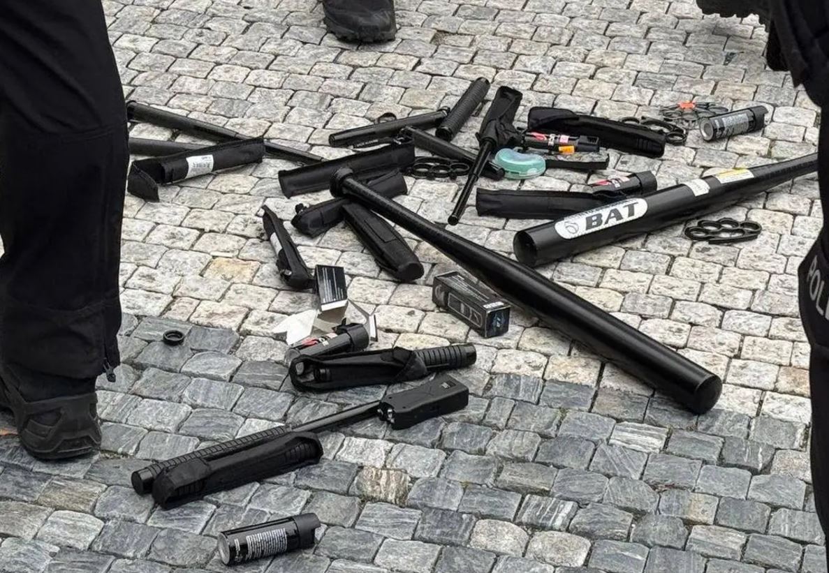 Armas requisadas a la afición del Ajax, próximo rival europeo de la Real en Anoeta, durante el Slavia-Ajax celebrado en Praga.